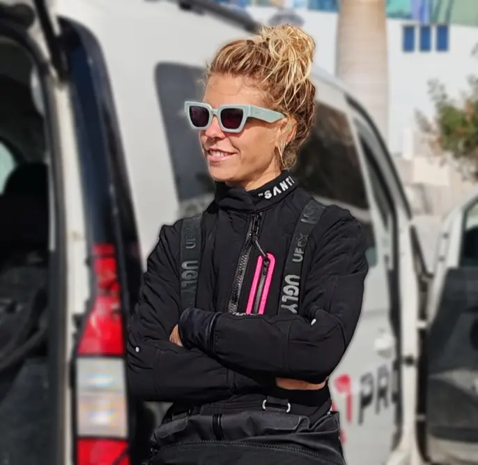 Tuti-dive-instructor-pro-dive-lanzarote-guiding-divers-costa-teguise